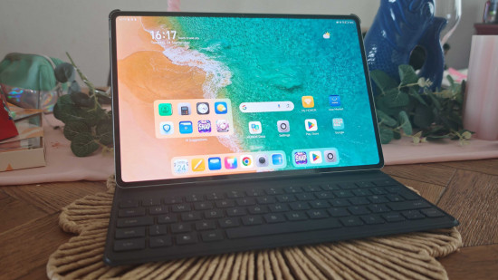 Imagem personalizada para análise do Honor MagicPad 2 mostrando o tablet com teclado acoplado