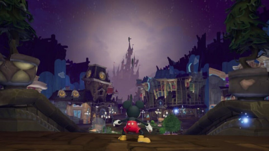 Captura de tela do Epic Mickey Rebrushed mostrando Mickey na entrada da Mean Street com prédios na frente dele