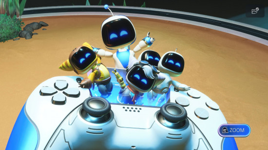 Mario Astro Bot: Astro Bot com Ratchet e Rivet dentro de um controle PS5 DualSense