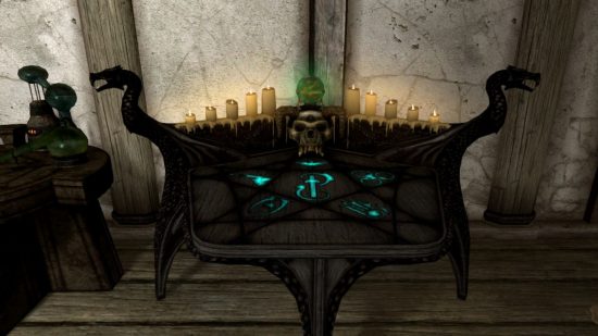 Uma bancada brilhante com caveiras, velas e glifos estranhos. É um encantador arcano, para o nosso guia de encantamento de Skyrim.