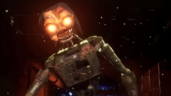 Captura de tela do FNAF Mimic mostrando o Mimic perseguindo Cassie por um corredor escuro