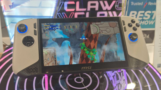 Imagem personalizada para o MSI Claw 8 AI+ hands-on mostrando o console rodando um jogo do Sonic