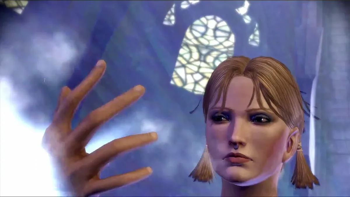 Uma maga loira observa a magia se formando em sua mão em Dragon Age: Origins.