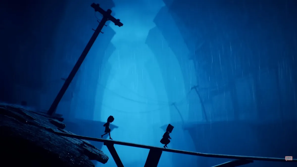 Mono e Six caminham juntos por uma ponte em Little Nightmares II.