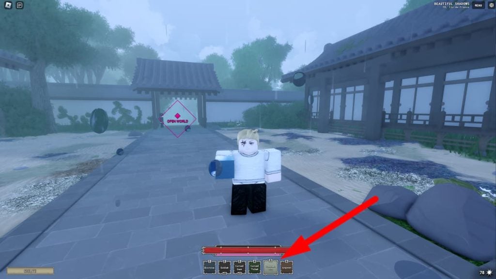 Um personagem do jogo Roblox Sorcery é mostrado parado em um caminho de pedra, segurando uma prótese de braço azul. O personagem tem cabelos brancos e é cercado por um ambiente enevoado com elementos arquitetônicos tradicionais do Leste Asiático, como um portão torii e telhados de telhas, em meio a uma vegetação luxuriante. Uma hotbar interativa exibindo vários itens mágicos é visível em primeiro plano.