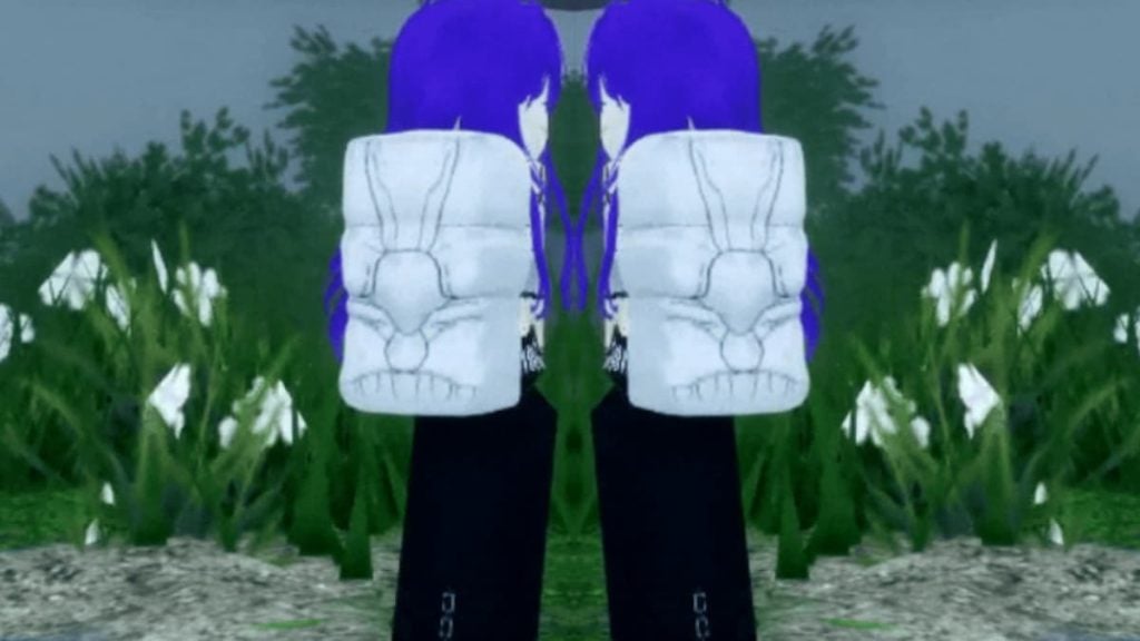 Um personagem do jogo Roblox Sorcery é mostrado da cintura para baixo, apresentando uma calça escura e uma prótese de braço branca. O braço protético é detalhado com características realistas e está situado em um cenário espelhado de vegetação exuberante e flores brancas, criando um efeito simétrico intrigante.