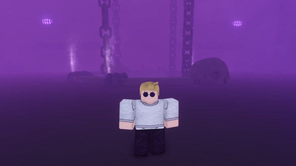 Um personagem Roblox com cabelo loiro e óculos escuros está no centro de uma paisagem roxa mística e nebulosa. Flanqueando o personagem em ambos os lados estão correntes imponentes subindo para o céu obscurecido, e luzes roxas brilhantes pontilham a área, sugerindo um ambiente enigmático.