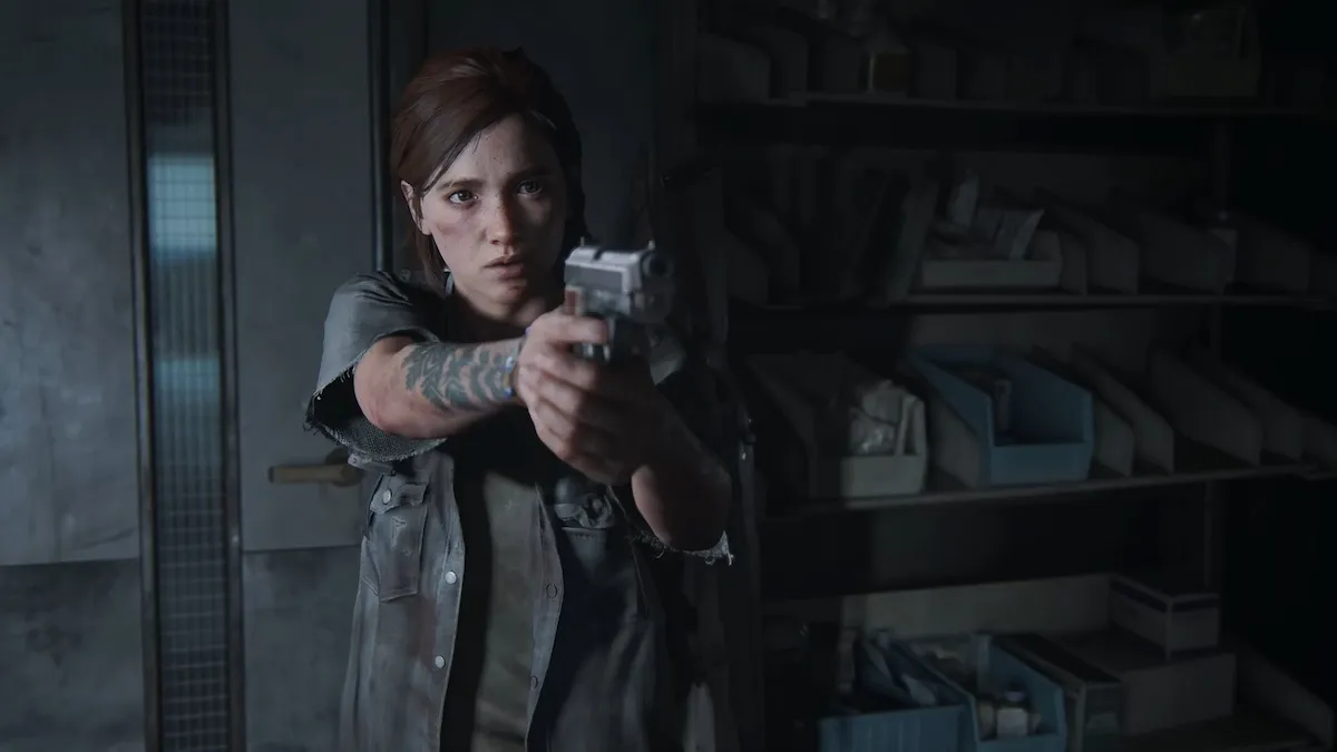 Ellie segurando uma arma em The Last of Us Part II.