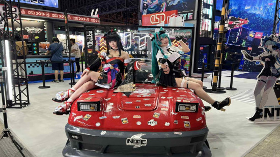 Dois cosplayers de Neverness to Everness sentados em um carro na Tokyo Game Show