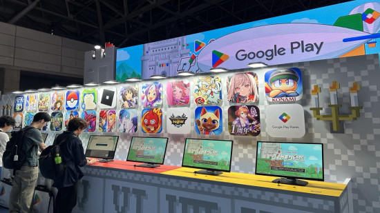 A imagem mostra vários participantes conferindo o estande do Google Play na Tokyo Game Show.