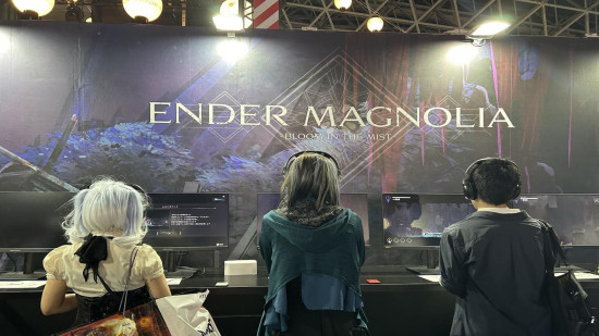 A imagem mostra a área do estande da Ender Magnolia onde vários participantes estão jogando.