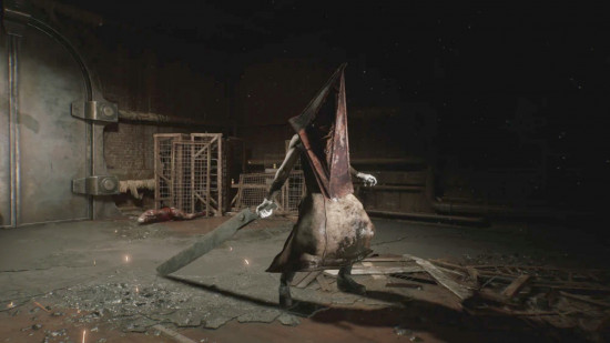 Jogos de Silent Hill: Pyramid Head segurando sua espada no meio de um quarto escuro