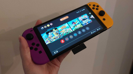 O dongle USB do RIG Pro 600 conectado a um switch com Joy-Cons roxo e laranja