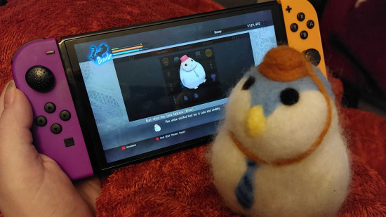 Análise do Yakuza Kiwami Switch – a tela de inventário mostrando um item bun-chan com um bun-chan da vida real na frente de um switch