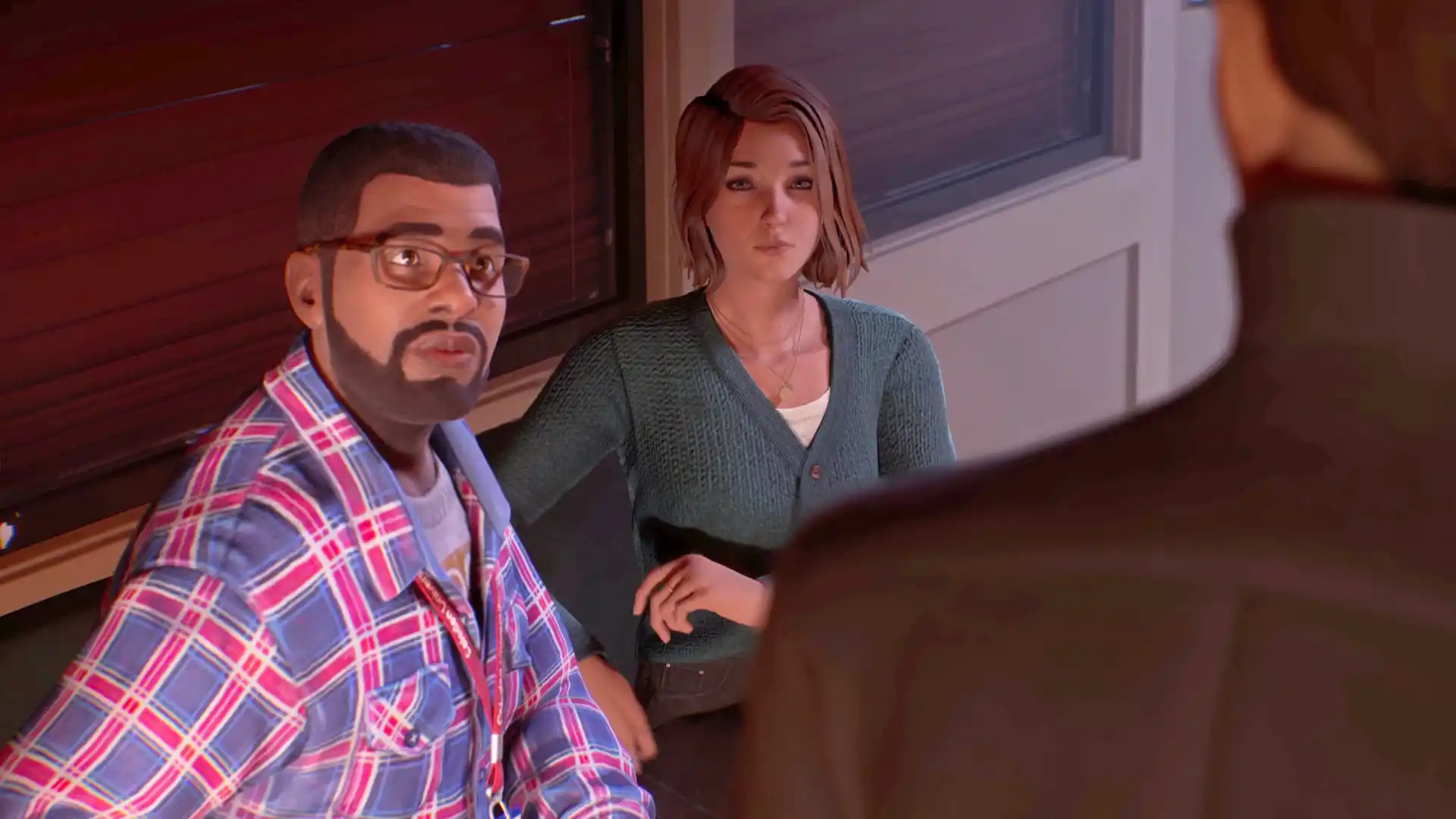 Max e Moses olhando para Alderman em Life Is Strange Double Exposure