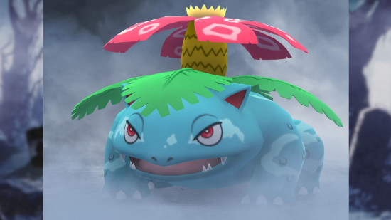 Pokémon mais raro em Pokémon Go: Clone Venusaur em alguma névoa colada em um fundo desfocado e assustador de Pokémon Go