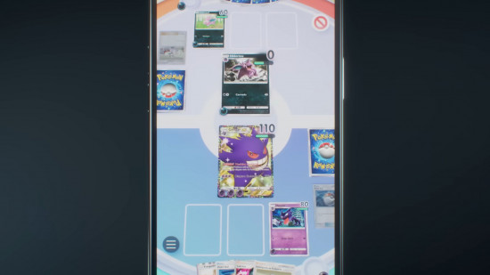 Captura de tela do artigo 'Pokémon TCG Pocket não é um jogo de cartas, é uma sala de espera' mostrando uma batalha envolvendo um Gengar e um Nidoran