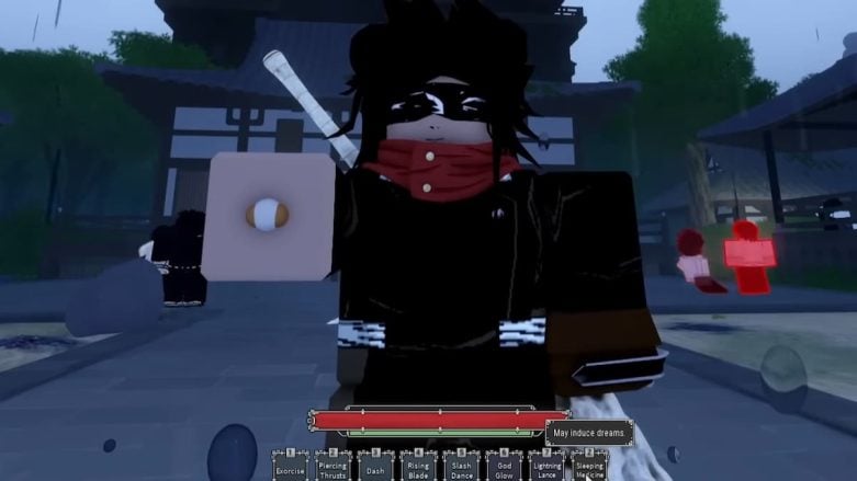 Um personagem com tema ninja está pronto para a ação em ‘Sorcery’, tendo como pano de fundo edifícios tradicionais japoneses ao anoitecer no Roblox. O personagem está vestido de preto com detalhes em vermelho, usando máscara e faixa na cabeça e segurando uma espada nas costas. Segurando uma bolinha branca e marrom na mão direita.