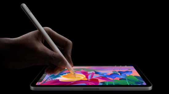 Arte oficial da Apple de alguém usando o Apple Pencil Pro no iPad Mini para o artigo “O novo iPad Mini da Apple oferece um “aumento de 30%”