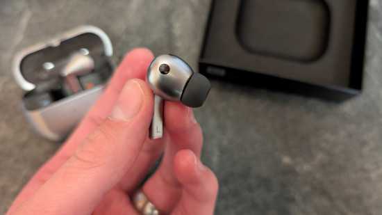 Uma mão segurando um dos fones de ouvido do Samsung Galaxy Buds 3 Pro