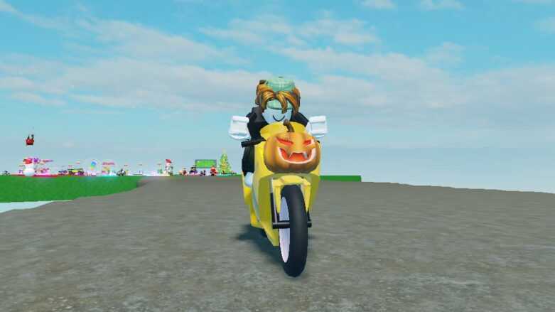 Motocicleta Roblox em torno de nada andando de bicicleta amarela com uma abóbora