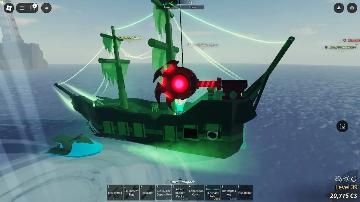 A chave Depths sendo segurada por um avatar de cabelo rosa em pé no navio Flying Dutchman em Fisch no Roblox.