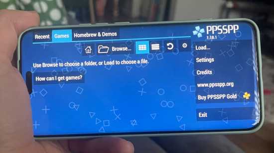 Imagem personalizada para ‘O melhor emulador de PSP no Android acaba de receber uma atualização imperdível’ mostrando o escritor usando o aplicativo PPSSPP