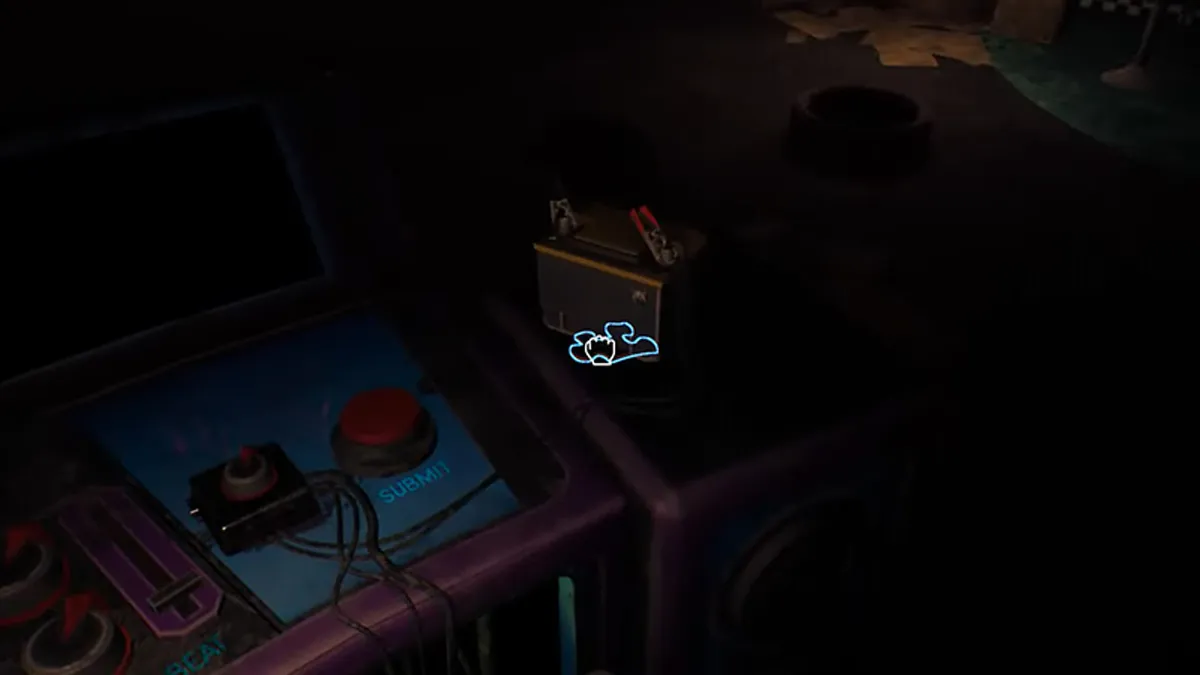 Uma peça do quebra-cabeça ao lado de uma bateria de carro em FNAF Help Wanted 2.