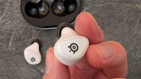 Imagem aproximada dos SteelSeries Arctis GameBuds para análise