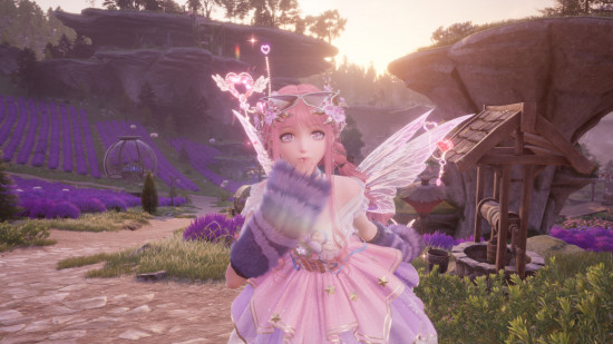 Uma captura de tela personalizada tirada em Infinity Nikki mostrando Nikki vestindo uma roupa rosa pastel e roxa e cobrindo a boca na frente de um campo de flores roxas