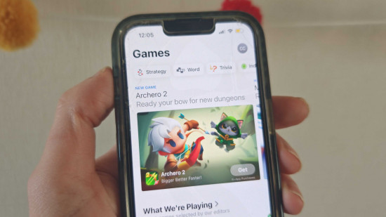 Imagem personalizada para 'A Apple acaba de tornar mais fácil do que nunca encontrar ótimos jogos no seu iPhone', mostrando as categorias da guia Jogos em um iPhone 13