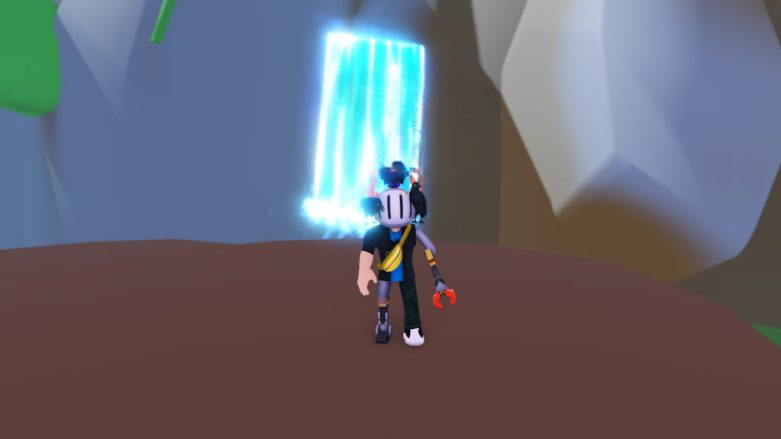 Roblox Button Legends Simulator Avatar usando capacete prateado em frente à cachoeira azul