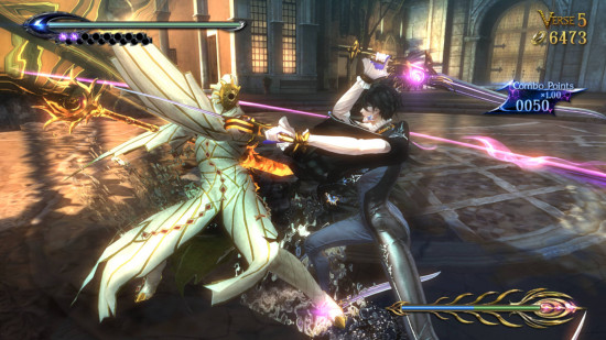 Bayonetta 2 Review - Bayonetta cortando um inimigo totalmente vestido de branco