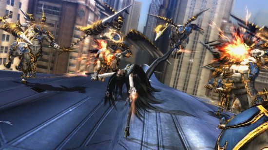 Bayonetta 2 Review - Bayonetta chutando enquanto atira em inimigos ao seu redor